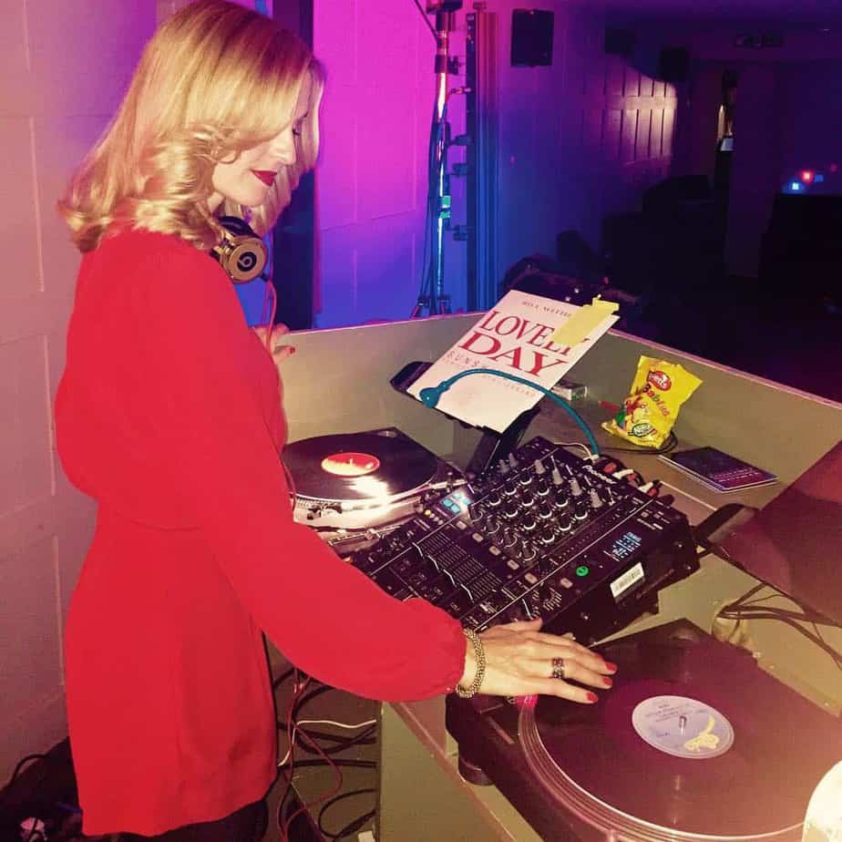 vinyl-jen-female-dj-06